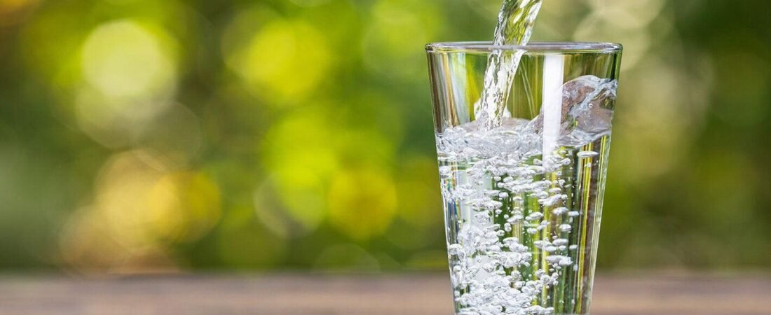 Água Alcalina Funciona?  O Que Realmente Importa Antes de Você Decidir